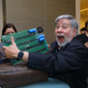 Steve “Woz” Wozniak sosteniendo la computadora Apple-1 de Schlumberger.